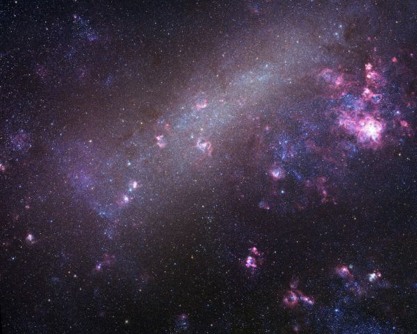 La struttura irregolare della Grande Nube di Magellano rivela una galassia cosparsa di giovani stelle e filamenti di gas.  
