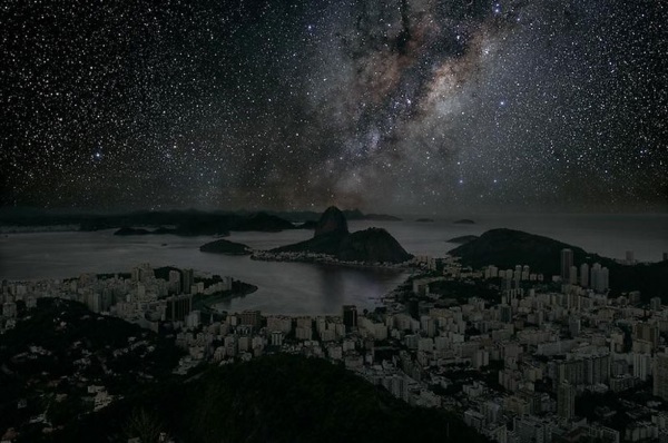 Il firmamento australe sopra Rio de Janeiro, con la Via Lattea in risalto