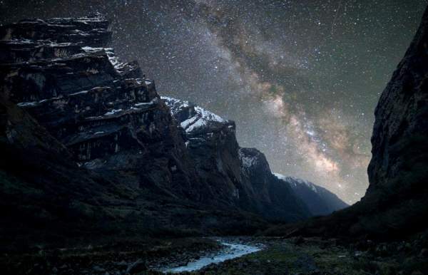 La scia luminosa della Via Lattea, "spina dorsale della notte", è una delle meraviglie più imponenti del cielo stellato