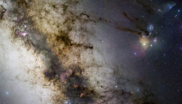Una dettagliatissima immagine del centro della galassia: ammassi di stelle e nebulose definiscono la trama della Via Lattea