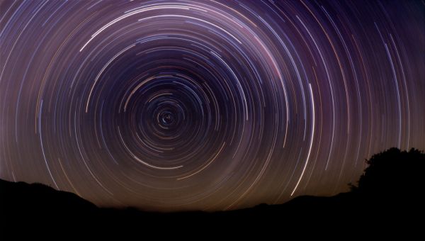 Tracce di stelle intorno al polo celeste: un invito ipnotico a sollevare lo sguardo verso l'infinito